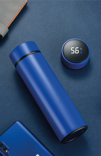 Thermos intelligent OCHO en bleu royal, doté d’un écran LED pour contrôler la température. Un compagnon stylé et fonctionnel pour toutes vos boissons chaudes ou froides.