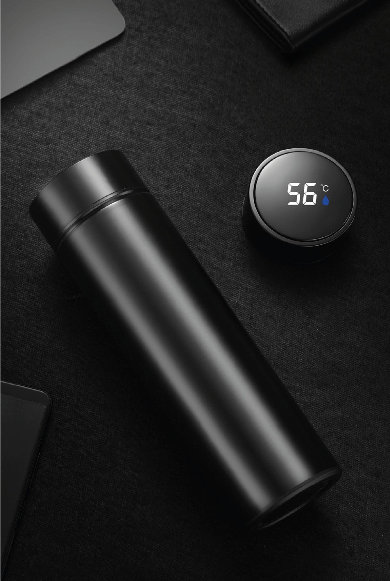 Thermos intelligent OCHO noir élégant avec écran LED affichant la température actuelle. Idéal pour maintenir vos boissons chaudes ou froides, alliant design moderne et technologie innovante.