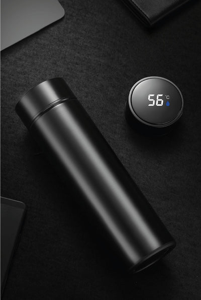 Thermos intelligent OCHO noir élégant avec écran LED affichant la température actuelle. Idéal pour maintenir vos boissons chaudes ou froides, alliant design moderne et technologie innovante.