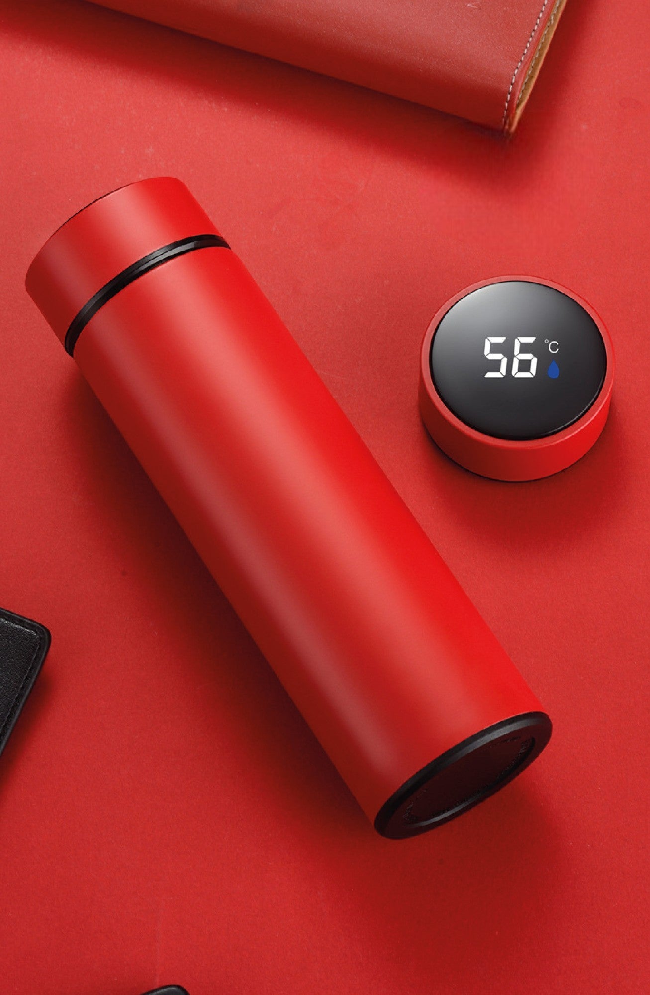 Thermos intelligent OCHO en rouge vibrant, équipé d'un écran LED affichant la température. Un accessoire élégant et fonctionnel pour garder vos boissons à la température idéale.